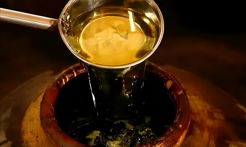 优质的酱香型白酒为什么是微黄色的?